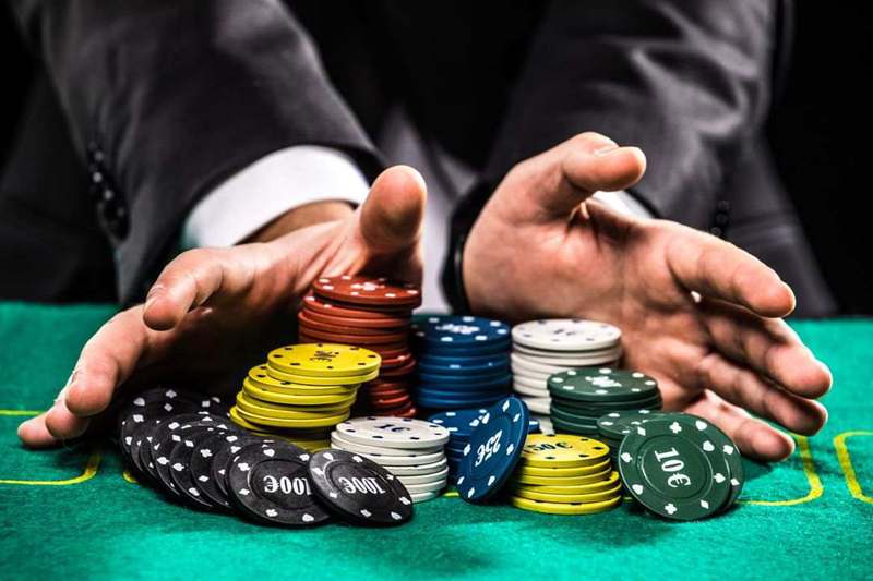 Áp dụng mẹo tất tay hay khi chơi Poker